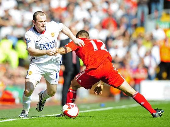 Wayne Rooney (Manchester United, li.) gegen Fabio Aurelio (Liverpool) - EDITORIAL USE ONLY. No use with unauthorised audio, video, data, fixture lists, club league logos or live services. Online in-match use limited to 120 images, no video emulation. No use in betting, games or single club league player publications. Fußball Herren English Premier League 2008 2009, 1. Englische Liga, FC Liverpool - Manchester United 2:1, ManU Gruppe Liverpool Dynamik,