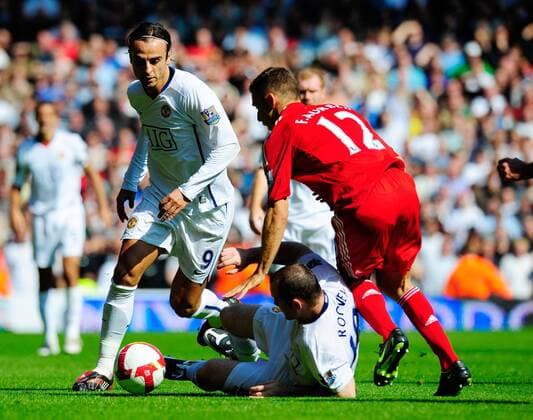 Dimitar Berbatov (li.) und Wayne Rooney (Mitte, beide Manchester United) gegen Fabio Aurelio (Liverpool) - EDITORIAL USE ONLY. No use with unauthorised audio, video, data, fixture lists, club league logos or live services. Online in-match use limited to 120 images, no video emulation. No use in betting, games or single club league player publications. Fußball Herren English Premier League 2008 2009, 1. Englische Liga, FC Liverpool - Manchester United 2:1, ManU Gruppe Liverpool Dynamik,