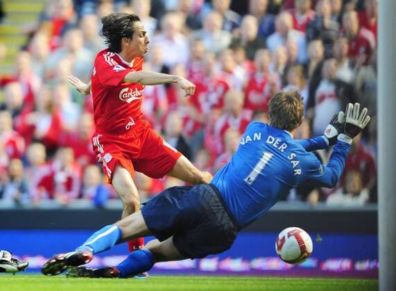 Yossi Benayoun (Liverpool, li.) gegen Torwart Edwin van der Sar (Manchester United) - EDITORIAL USE ONLY. No use with unauthorised audio, video, data, fixture lists, club league logos or live services. Online in-match use limited to 120 images, no video emulation. No use in betting, games or single club league player publications. Fußball Herren English Premier League 2008 2009, 1. Englische Liga, FC Liverpool - Manchester United 2:1, ManU Gruppe Liverpool Dynamik,
