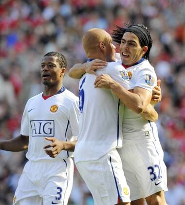 Carlos Tevez (re.), Wesley Brown (Mitte) und Patrice Evra (alle Manchester United) - Torjubel - EDITORIAL USE ONLY. No use with unauthorised audio, video, data, fixture lists, club league logos or live services. Online in-match use limited to 120 images, no video emulation. No use in betting, games or single club league player publications. Fußball Herren English Premier League 2008 2009, 1. Englische Liga, FC Liverpool - Manchester United 2:1, ManU Gruppe Liverpool Begeisterung, Freude,