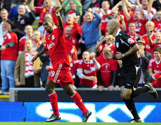 Ryan Babel (Liverpool) jubelt neben Schiedsrichter Howard Webb - EDITORIAL USE ONLY. No use with unauthorised audio, video, data, fixture lists, club league logos or live services. Online in-match use limited to 120 images, no video emulation. No use in betting, games or single club league player publications. Fußball Herren English Premier League 2008 2009, 1. Englische Liga, FC Liverpool Gruppe Liverpool Begeisterung, Freude,