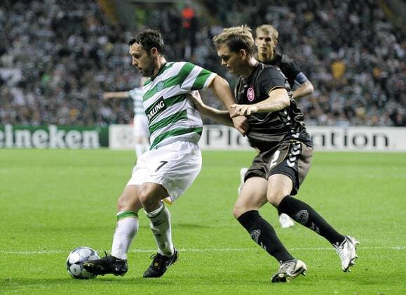 Scott McDonald (Celtic Glasgow, li.) gegen Michael Jakobsen (Aalborg) - EDITORIAL USE ONLY. No use with unauthorised audio, video, data, fixture lists, club league logos or live services. Online in-match use limited to 120 images, no video emulation. No use in betting, games or single club league player publications. Fußball EC 1 Herren Champions League 2008 2009, Celtic Glasgow - Aalborg BK Gruppe Glasgow Dynamik, Kampf,