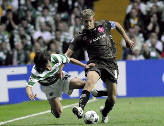 Thomas Augustinussen (Aalborg, re.) gegen Shunsuke Nakamura (Celtic Glasgow) - EDITORIAL USE ONLY. No use with unauthorised audio, video, data, fixture lists, club league logos or live services. Online in-match use limited to 120 images, no video emulation. No use in betting, games or single club league player publications. Fußball EC 1 Herren Champions League 2008 2009, Celtic Glasgow - Aalborg BK 0:0 Gruppe Glasgow Dynamik, Kampf,