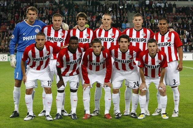 Mannschaftsfoto Eindhoven, hi.v.li.: Torwart Andreas Isaksson, Danny Koevermans, Jeremie Brechet, Timmy Simons, Erik Pieters, Carlos Salcido; vorn: Nordin Amrabat, Edison Mendez, Ibrahim Afellay, Dirk Marcellis und ... - Fußball EC 1 Herren Champions League 2008 2009, PSV Eindhoven Totale Eindhoven