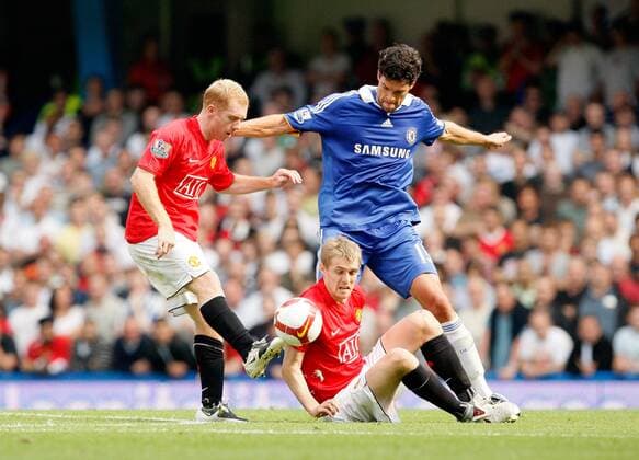 Paul Scholes (li.) und Darren Fletcher (beide Manchester United) gegen Michael Ballack (Chelsea) - EDITORIAL USE ONLY. No use with unauthorised audio, video, data, fixture lists, club league logos or live services. Online in-match use limited to 120 images, no video emulation. No use in betting, games or single club league player publications. Fußball Herren English Premier League 2008 2009, 1. Englische Liga, Chelsea FC London - Manchester United, ManU Gruppe London Dynamik, Kampf,