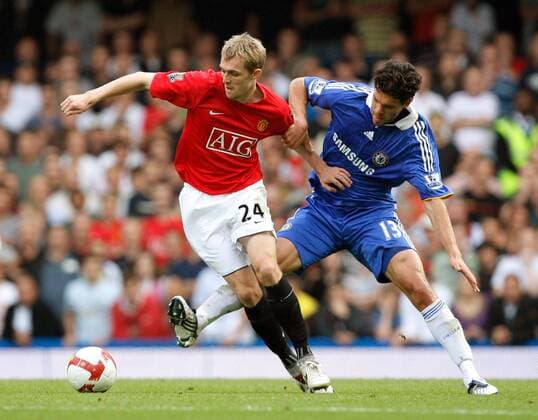 Darren Fletcher (Manchester United, li.) gegen Michael Ballack (Chelsea) - EDITORIAL USE ONLY. No use with unauthorised audio, video, data, fixture lists, club league logos or live services. Online in-match use limited to 120 images, no video emulation. No use in betting, games or single club league player publications. Fußball Herren English Premier League 2008 2009, 1. Englische Liga, Chelsea FC London - Manchester United, ManU Gruppe London Dynamik, Kampf,