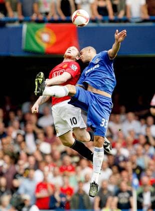 Alex (Chelsea, re.) gegen Wayne Rooney (Manchester United) - EDITORIAL USE ONLY. No use with unauthorised audio, video, data, fixture lists, club league logos or live services. Online in-match use limited to 120 images, no video emulation. No use in betting, games or single club league player publications. Fußball Herren English Premier League 2008 2009, 1. Englische Liga, Chelsea FC London - Manchester United, ManU Gruppe London Dynamik, Kampf,