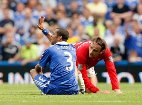 Ashley Cole (Chelsea, li.) und Dimitar Berbatov (Manchester United) am Boden - EDITORIAL USE ONLY. No use with unauthorised audio, video, data, fixture lists, club league logos or live services. Online in-match use limited to 120 images, no video emulation. No use in betting, games or single club league player publications. Fußball Herren English Premier League 2008 2009, 1. Englische Liga, Chelsea FC London - Manchester United, ManU Gruppe London