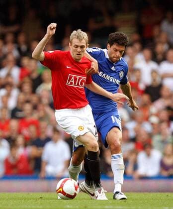 Darren Fletcher (Manchester United, li.) gegen Michael Ballack (Chelsea) - EDITORIAL USE ONLY. No use with unauthorised audio, video, data, fixture lists, club league logos or live services. Online in-match use limited to 120 images, no video emulation. No use in betting, games or single club league player publications. Fußball Herren English Premier League 2008 2009, 1. Englische Liga, Chelsea FC London - Manchester United 1:1, ManU Gruppe London Dynamik,