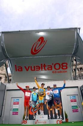 Siegerehrung der Vuelta a Espana 2008: Alberto Contador (Spanien, Mitte) gewinnt die Gesamtwertung vor Levi Leipheimer (USA beide Astana, 2.v.li.) und Carlos Sastre (Spanien CSC, 2.v.re.), ..... - Radsport Herren Vuelta a Espana 2008, Spanienrundfahrt, Straßenradsport, Straße, Rad, Vdig Gruppe rote, blaue, Jubel, Logo, Emblem, Schriftzug 21. Etappe: San Sebastian de los Reyes - Madrid