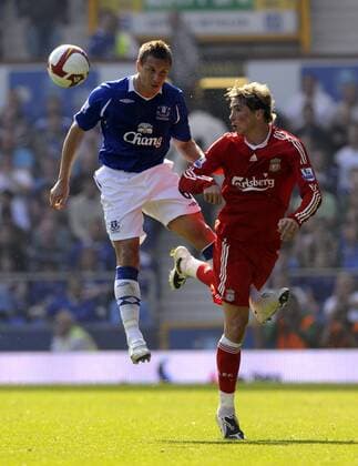 Fernando Torres (Liverpool, re.) gegen Phil Jagielka (Everton) - EDITORIAL USE ONLY. No use with unauthorised audio, video, data, fixture lists, club league logos or live services. Online in-match use limited to 120 images, no video emulation. No use in betting, games or single club league player publications. Fußball Herren English Premier League 2008 2009, 1. Englische Liga, FC Everton - FC Liverpool 0:2 Gruppe Derby, Lokalderby, Ortsderby, Stadtderby Liverpool Dynamik,