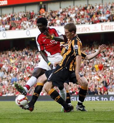 Emmanuel Adebayor (Arsenal, li.) gegen Andrew Dawson (Hull City) - EDITORIAL USE ONLY. No use with unauthorised audio, video, data, fixture lists, club league logos or live services. Online in-match use limited to 120 images, no video emulation. No use in betting, games or single club league player publications. Fußball Herren English Premier League 2008 2009, 1. Englische Liga, Arsenal FC London - Hull City Gruppe London Dynamik, Kampf,