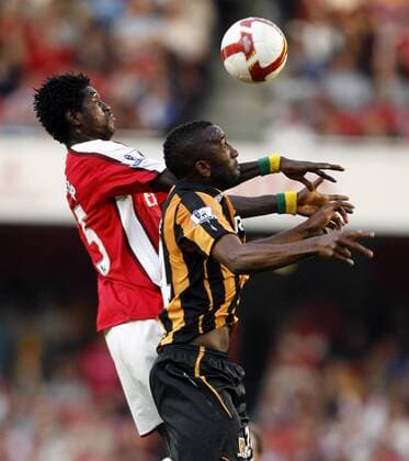 Emmanuel Adebayor (Arsenal, li.) gegen Kamil Zayatte (Hull City) - EDITORIAL USE ONLY. No use with unauthorised audio, video, data, fixture lists, club league logos or live services. Online in-match use limited to 120 images, no video emulation. No use in betting, games or single club league player publications. Fußball Herren English Premier League 2008 2009, 1. Englische Liga, Arsenal FC London - Hull City Gruppe London Dynamik, Kampf,
