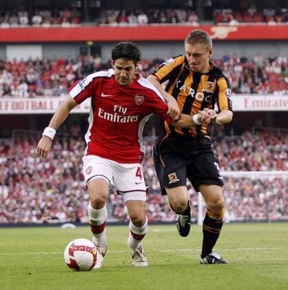 Cesc Fabregas (Arsenal, li.) gegen Andrew Dawson (Hull City) - EDITORIAL USE ONLY. No use with unauthorised audio, video, data, fixture lists, club league logos or live services. Online in-match use limited to 120 images, no video emulation. No use in betting, games or single club league player publications. Fußball Herren English Premier League 2008 2009, 1. Englische Liga, Arsenal FC London - Hull City Gruppe London Dynamik, Kampf,