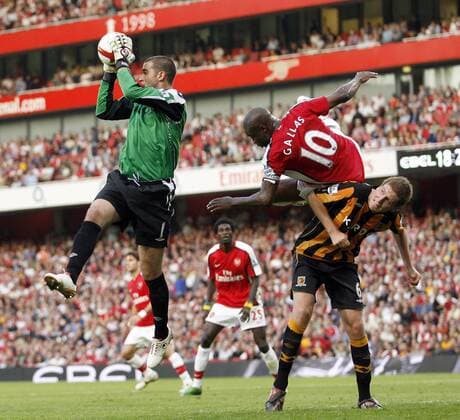 William Gallas (Arsenal, Mitte) gegen Torwart Boaz Myhill (li.) und Michael Turner (beide Hull) - EDITORIAL USE ONLY. No use with unauthorised audio, video, data, fixture lists, club league logos or live services. Online in-match use limited to 120 images, no video emulation. No use in betting, games or single club league player publications. Fußball Herren English Premier League 2008 2009, 1. Englische Liga, Arsenal FC London - Hull City 1:2 Gruppe London Dynamik, Abwehr,