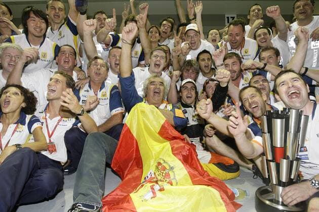 Renault feiert den Sieg beim GP von Singapur 2008, in der Mitte Teamchef Flavio Briatore (Italien, li.) und Fernando Alonso (Spanien) - Motorsport Grand Prix Herren Großer Preis von Singapur 2008, Formel 1 Weltmeisterschaft, F1, F, GP, WM, Totale Glück, Freude, Begeisterung,