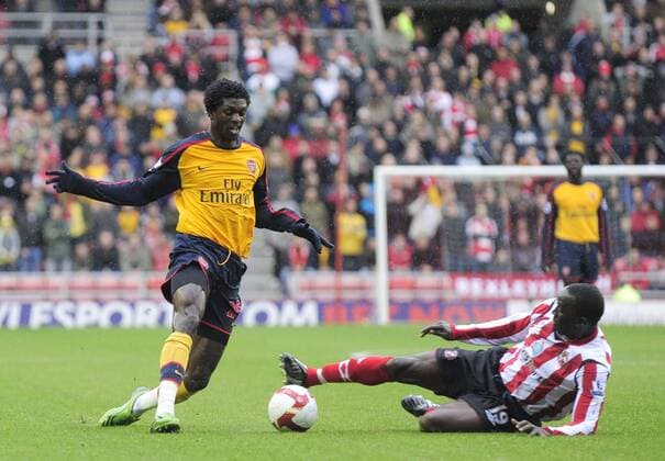 Emmanuel Adebayor (Arsenal, li.) gegen Dwight Yorke (Sunderland) - EDITORIAL USE ONLY. No use with unauthorised audio, video, data, fixture lists, club league logos or live services. Online in-match use limited to 120 images, no video emulation. No use in betting, games or single club league player publications. Fußball Herren English Premier League 2008 2009, 1. Englische Liga, FC Sunderland AFC - FC Arsenal London Gruppe Sunderland Dynamik,