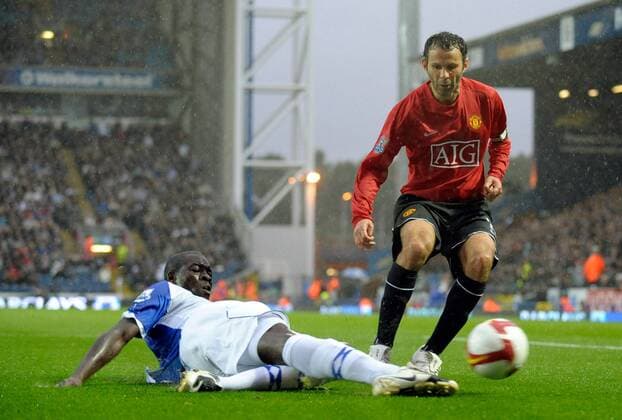 Ryan Giggs (Manchester United, re.) gegen Christopher Samba (Blackburn) - EDITORIAL USE ONLY. No use with unauthorised audio, video, data, fixture lists, club league logos or live services. Online in-match use limited to 120 images, no video emulation. No use in betting, games or single club league player publications. Fußball Herren English Premier League 2008 2009, 1. Englische Liga, Blackburn Rovers - Manchester United, ManU Gruppe Blackburn