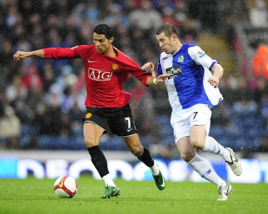 Cristiano Ronaldo (Manchester United, li.) gegen Brett Emerton (Blackburn) - EDITORIAL USE ONLY. No use with unauthorised audio, video, data, fixture lists, club league logos or live services. Online in-match use limited to 120 images, no video emulation. No use in betting, games or single club league player publications. Fußball Herren English Premier League 2008 2009, 1. Englische Liga, Blackburn Rovers - ManU 0:2, Vdig Gruppe Blackburn Dynamik,