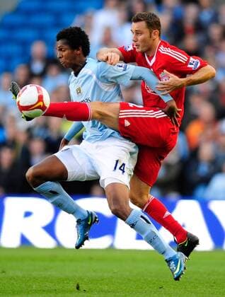 Jo (Manchester City, li.) gegen Fabio Aurelio (Liverpool) - EDITORIAL USE ONLY. No use with unauthorised audio, video, data, fixture lists, club league logos or live services. Online in-match use limited to 120 images, no video emulation. No use in betting, games or single club league player publications. Fußball Herren English Premier League 2008 2009, 1. Englische Liga, Manchester City - FC Liverpool Gruppe Manchester Dynamik,