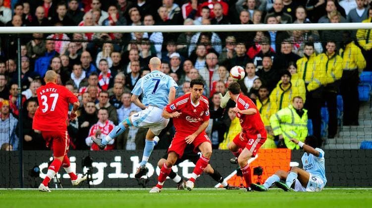 Stephen Ireland (Manchester City, 2.v.li.) trifft zum 1:0 gegen Liverpool - EDITORIAL USE ONLY. No use with unauthorised audio, video, data, fixture lists, club league logos or live services. Online in-match use limited to 120 images, no video emulation. No use in betting, games or single club league player publications. Fußball Herren English Premier League 2008 2009, 1. Englische Liga, Manchester City - FC Liverpool Gruppe Manchester Dynamik,