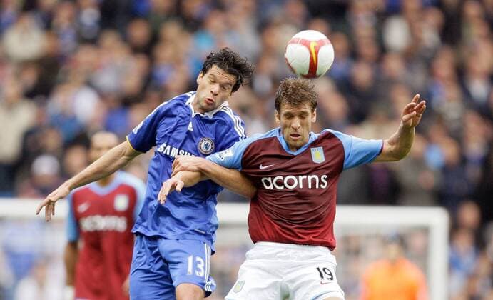 Michael Ballack (Chelsea, li.) gegen Stilian Petrov (Aston Villa) - EDITORIAL USE ONLY. No use with unauthorised audio, video, data, fixture lists, club league logos or live services. Online in-match use limited to 120 images, no video emulation. No use in betting, games or single club league player publications. Fußball Herren English Premier League 2008 2009, 1. Englische Liga, Chelsea FC London . Aston Villa Gruppe London Dynamik, Kampf,
