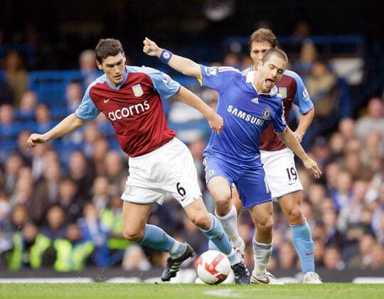 Joe Cole (Chelsea, re.) gegen Gareth Barry (Aston Villa) - EDITORIAL USE ONLY. No use with unauthorised audio, video, data, fixture lists, club league logos or live services. Online in-match use limited to 120 images, no video emulation. No use in betting, games or single club league player publications. Fußball Herren English Premier League 2008 2009, 1. Englische Liga, Chelsea FC London . Aston Villa Gruppe London Dynamik, Kampf,