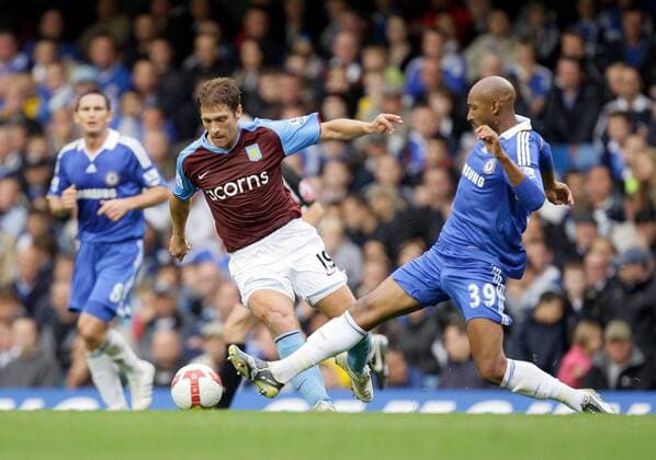 Stilian Petrov (Aston Villa, li.) gegen Nicolas Anelka (Chelsea) - EDITORIAL USE ONLY. No use with unauthorised audio, video, data, fixture lists, club league logos or live services. Online in-match use limited to 120 images, no video emulation. No use in betting, games or single club league player publications. Fußball Herren English Premier League 2008 2009, 1. Englische Liga, Chelsea FC London . Aston Villa Gruppe London Dynamik, Kampf,