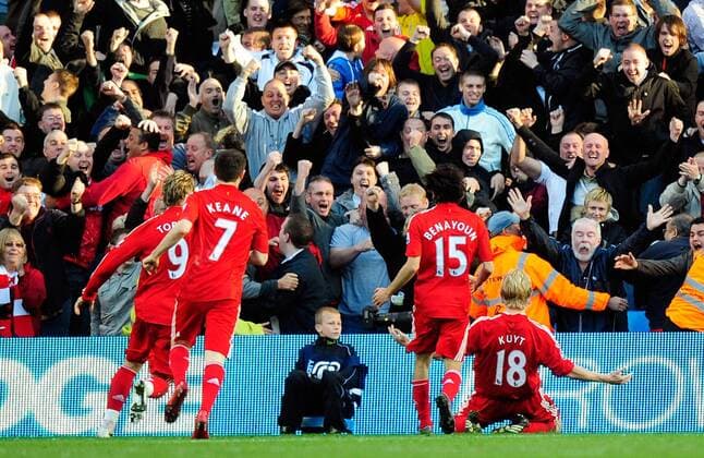 Torschütze Dirk Kuyt (re.) jubelt mit Yossi Benayoun (2.v.re.), Robbie Keane (2.v.li.) und Fernando Torres (alle Liverpool) vor den Fans - EDITORIAL USE ONLY. No use with unauthorised audio, video, data, fixture lists, club league logos or live services. Online in-match use limited to 120 images, no video emulation. No use in betting, games or single club league player publications. Fußball Herren English Premier League 2008 2009, 1. Englische Liga, Liverpool FC, Vdig Totale Manchester Freude, Begeisterung,
