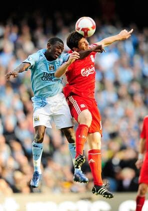 Xabi Alonso (Liverpool, re.) mit einem Kopfball gegen Shaun Wright Phillips (Manchester City) - EDITORIAL USE ONLY. No use with unauthorised audio, video, data, fixture lists, club league logos or live services. Online in-match use limited to 120 images, no video emulation. No use in betting, games or single club league player publications. Fußball Herren English Premier League 2008 2009, 1. Englische Liga, Manchester City - Liverpool FC 2:3, Vdig Gruppe Manchester Dynamik,