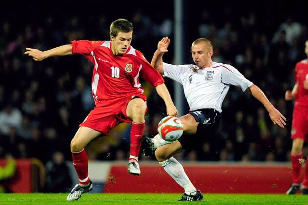 Aaron Ramsey (Wales U21, li.) gegen Lee Cattermole (England U21) - EDITORIAL USE ONLY. No use with unauthorised audio, video, data, fixture lists, club league logos or live services. Online in-match use limited to 120 images, no video emulation. No use in betting, games or single club league player publications. Fußball Länderspiel Herren U 21 EM Qualifikation 2008, Nationalmannschaft, Nationaltrikot Gruppe Cardiff Dynamik,