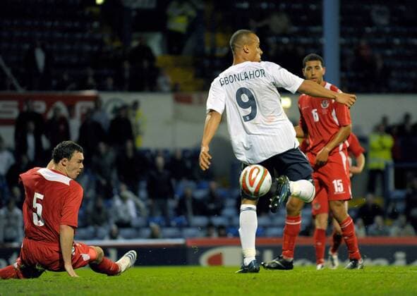 Gabriel Agbonlahor (England U21, re.) gegen Darcey Blake (Wales U21) - EDITORIAL USE ONLY. No use with unauthorised audio, video, data, fixture lists, club league logos or live services. Online in-match use limited to 120 images, no video emulation. No use in betting, games or single club league player publications. Fußball Länderspiel Herren U 21 EM Qualifikation 2008, Nationalmannschaft, Nationaltrikot Gruppe Cardiff Dynamik,
