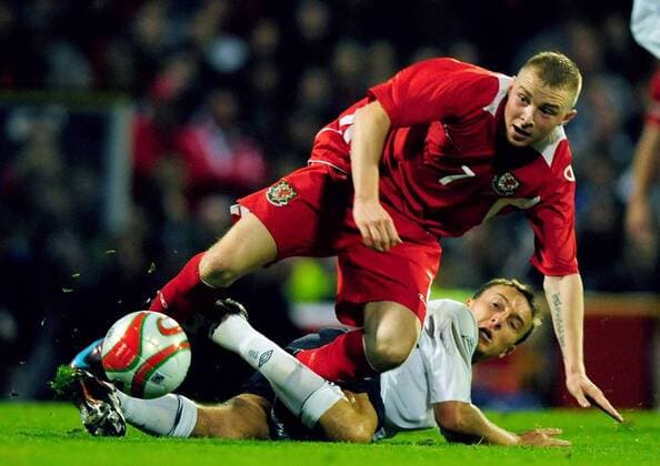 Nicolas Adams (Wales U21, li.) gegen Mark Noble (England U21) - EDITORIAL USE ONLY. No use with unauthorised audio, video, data, fixture lists, club league logos or live services. Online in-match use limited to 120 images, no video emulation. No use in betting, games or single club league player publications. Fußball Länderspiel Herren U 21 EM Qualifikation 2008, Nationalmannschaft, Nationaltrikot Gruppe Cardiff Dynamik,