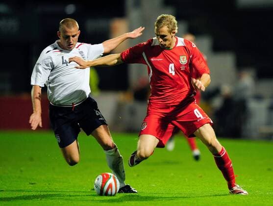 Lee Cattermole (England U21, li.) gegen Jack Collison (Wales U21) - EDITORIAL USE ONLY. No use with unauthorised audio, video, data, fixture lists, club league logos or live services. Online in-match use limited to 120 images, no video emulation. No use in betting, games or single club league player publications. Fußball Länderspiel Herren U 21 EM Qualifikation 2008, Nationalmannschaft, Nationaltrikot Gruppe Cardiff Dynamik,