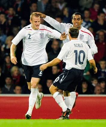 Torjubel England U21, v.li.: David Wheater, Mark Noble und Tom Huddlestone (hi.) - EDITORIAL USE ONLY. No use with unauthorised audio, video, data, fixture lists, club league logos or live services. Online in-match use limited to 120 images, no video emulation. No use in betting, games or single club league player publications. Fußball Länderspiel Herren U 21 EM Qualifikation 2008, Nationalmannschaft, Nationaltrikot Gruppe Cardiff Freude,
