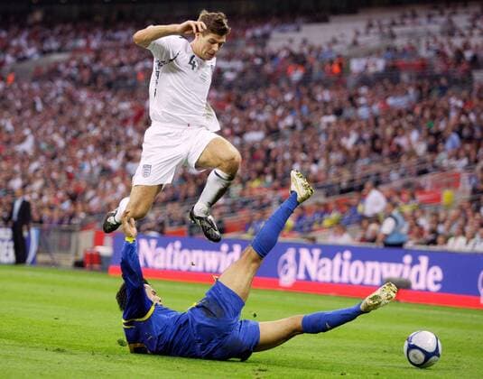 Steven Gerrard (England, obenauf) gegen Tanat Nuserbayev (Kasachstan) - EDITORIAL USE ONLY. No use with unauthorised audio, video, data, fixture lists, club league logos or live services. Online in-match use limited to 120 images, no video emulation. No use in betting, games or single club league player publications. Fußball Länderspiel Herren WM Quali 2008, Nationalteam, Nationaltrikot, England - Kasachstan 5:1 Gruppe London Dynamik, Kampf,