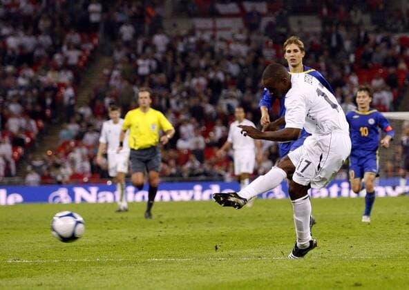 Jermain Defoe (England) erzielt das 5:1 - EDITORIAL USE ONLY. No use with unauthorised audio, video, data, fixture lists, club league logos or live services. Online in-match use limited to 120 images, no video emulation. No use in betting, games or single club league player publications. Fußball Länderspiel Herren WM Quali 2008, Nationalteam, Nationaltrikot, England - Kasachstan 5:1 Einzelbild London Dynamik,