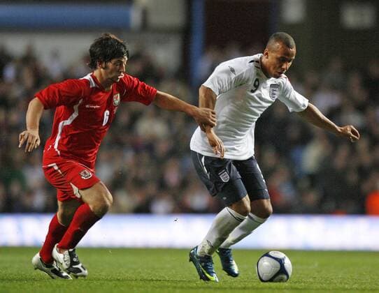 Joe Jacobson (Wales U21, li.) gegen Gabriel Agbonlahor (England U21) - EDITORIAL USE ONLY. No use with unauthorised audio, video, data, fixture lists, club league logos or live services. Online in-match use limited to 120 images, no video emulation. No use in betting, games or single club league player publications. Fußball Länderspiel Herren U21 EM Quali 2008, U 21, Nationalteam, Nationaltrikot, England - Wales Gruppe Birmingham Dynamik,