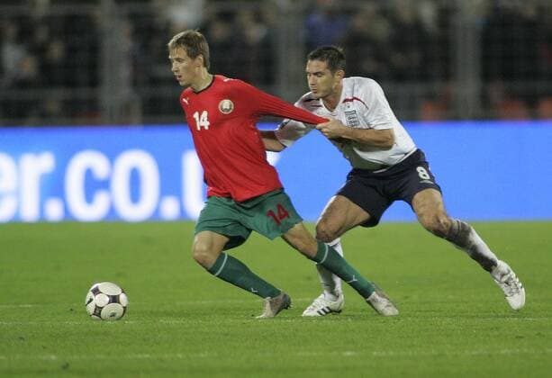 Anton Putsilo (Weißrussland, li.) gegen Frank Lampard (England) - EDITORIAL USE ONLY. No use with unauthorised audio, video, data, fixture lists, club league logos or live services. Online in-match use limited to 120 images, no video emulation. No use in betting, games or single club league player publications. Fußball Länderspiel Herren WM Quali 2008, Nationalmannschaft, Nationaltrikot, Weißrussland - England 1:3 Gruppe Minsk Dynamik,