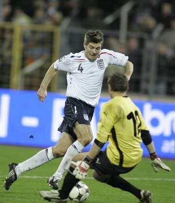 Steven Gerrard (England) gegen Torwart Yuriy Zhevnov (Weißrussland) - EDITORIAL USE ONLY. No use with unauthorised audio, video, data, fixture lists, club league logos or live services. Online in-match use limited to 120 images, no video emulation. No use in betting, games or single club league player publications. Fußball Länderspiel Herren WM Quali 2008, Nationalmannschaft, Nationaltrikot, Weißrussland - England 1:3 Gruppe Minsk Dynamik,
