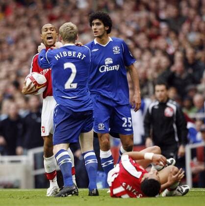Tony Hibbert und Marouane Fellaini (beide Everton, re.) attackieren Gael Clichy, vorn Denilson (beide Arsenal) - EDITORIAL USE ONLY. No use with unauthorised audio, video, data, fixture lists, club league logos or live services. Online in-match use limited to 120 images, no video emulation. No use in betting, games or single club league player publications. Fußball Herren English Premier League 2008 2009, 1. Englische Liga, Arsenal FC London - Everton FC 3:1 Gruppe London Kampf, Spannung,