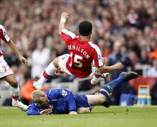 Denilson (Arsenal, obenauf) wird von Tony Hibbert (Everton) gefoult - EDITORIAL USE ONLY. No use with unauthorised audio, video, data, fixture lists, club league logos or live services. Online in-match use limited to 120 images, no video emulation. No use in betting, games or single club league player publications. Fußball Herren English Premier League 2008 2009, 1. Englische Liga, Arsenal FC London - Everton FC 3:1 Gruppe London Dynamik, Kampf,