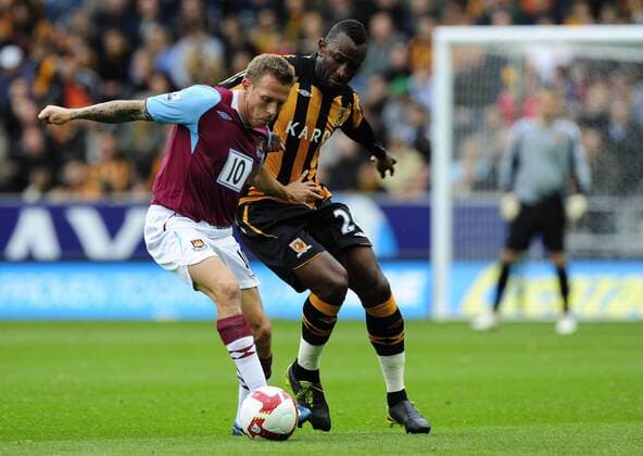 Craig Bellamy (West Ham, li.) gegen Kamil Zayatte (Hull City) - EDITORIAL USE ONLY. No use with unauthorised audio, video, data, fixture lists, club league logos or live services. Online in-match use limited to 120 images, no video emulation. No use in betting, games or single club league player publications. Fußball Herren English Premier League 2008 2009, 1. Englische Liga, Hull City - West Ham United Gruppe Kingston upon Hull Dynamik,