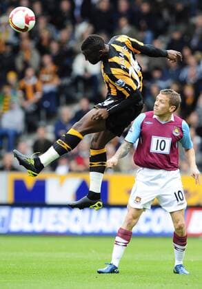 Kamil Zayatte (Hull City, li.) gegen Craig Bellamy (West Ham) - EDITORIAL USE ONLY. No use with unauthorised audio, video, data, fixture lists, club league logos or live services. Online in-match use limited to 120 images, no video emulation. No use in betting, games or single club league player publications. Fußball Herren English Premier League 2008 2009, 1. Englische Liga, Hull City - West Ham United Gruppe Kingston upon Hull Dynamik,