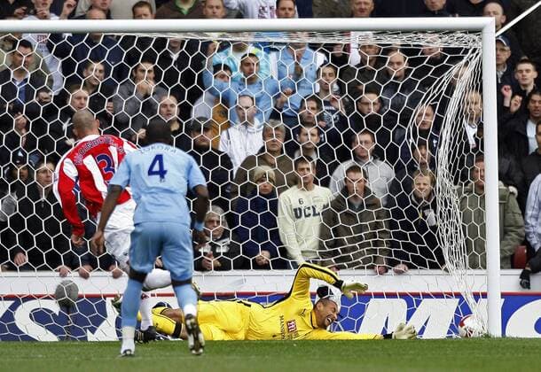 Danny Higinbottom (Stoke City, li.) erzielt per Elfmeter das 1:0 gegen Torwart Heurelho Gomes (Tottenham Hotspurs) - EDITORIAL USE ONLY. No use with unauthorised audio, video, data, fixture lists, club league logos or live services. Online in-match use limited to 120 images, no video emulation. No use in betting, games or single club league player publications. Fußball Herren English Premier League 2008 2009, 1. Englische Liga, Stoke City - Tottenham Hotspur, Spurs Gruppe Stoke On Trent Dynamik,