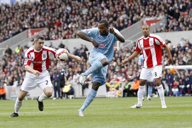 Darren Bent (Tottenham Hotspurs, Mitte) am Ball - EDITORIAL USE ONLY. No use with unauthorised audio, video, data, fixture lists, club league logos or live services. Online in-match use limited to 120 images, no video emulation. No use in betting, games or single club league player publications. Fußball Herren English Premier League 2008 2009, 1. Englische Liga, Stoke City - Tottenham Hotspur, Spurs Gruppe Stoke On Trent Dynamik,
