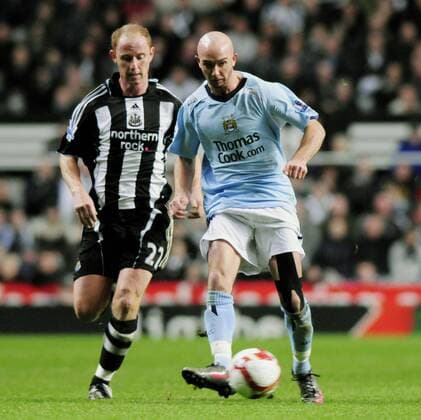 Stephen Ireland (Manchester City, re.) gegen Nicky Butt (Newcastle) - EDITORIAL USE ONLY. No use with unauthorised audio, video, data, fixture lists, club league logos or live services. Online in-match use limited to 120 images, no video emulation. No use in betting, games or single club league player publications. Fußball Herren English Premier League 2008 2009, 1. Englische Liga, Newcastle United - Manchester City 2:2 Gruppe Newcastle Dynamik,