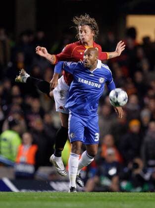 Nicolas Anelka (Chelsea, vorn) gegen Philippe Mexes (AS Rom) - EDITORIAL USE ONLY. No use with unauthorised audio, video, data, fixture lists, club league logos or live services. Online in-match use limited to 120 images, no video emulation. No use in betting, games or single club league player publications. Fußball EC 1 Herren Champions League 2008 2009, Chelsea FC London - AS Rom, Roma Gruppe London Dynamik,