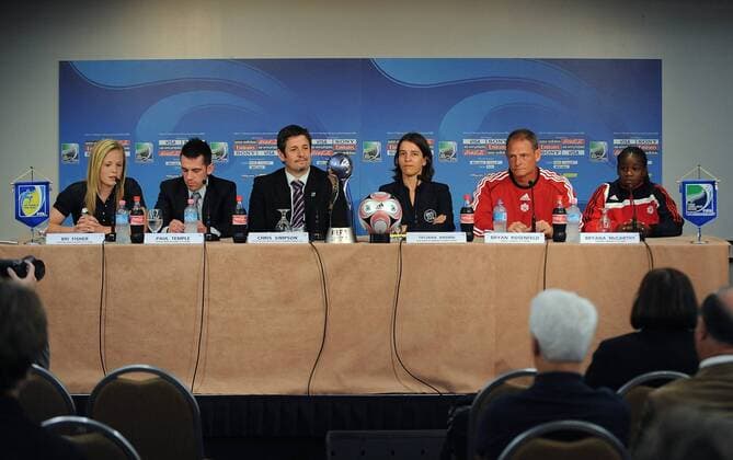 Pressekonferenz zum Eröffnungsspiel der Frauen U17 WM 2008, v.li.: Briony Fisher, Trainer Paul Temple, Chris Simpson (alle Neuseeland), Leiter des lokalen Organisationskomitees, Tatjana Haenni (Schweiz) ... Fußball WM Damen U17 WM 2008, U17 Nationalteam, Nachwuchs, Jugend, Junioren, Frauen, Frauenfußball Gruppe Auckland