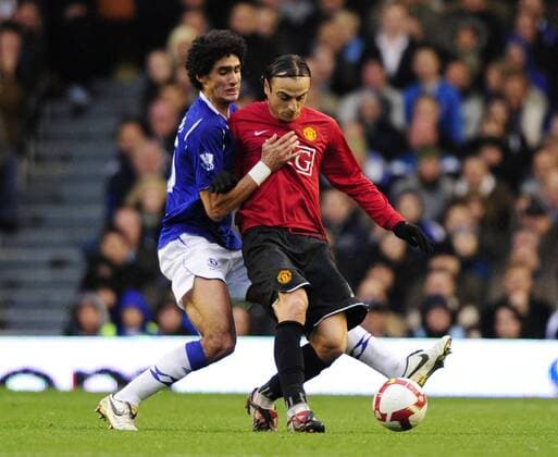 Dimitar Berbatov (Manchester United, re.) gegen Marouane Fellaini (Everton) - EDITORIAL USE ONLY. No use with unauthorised audio, video, data, fixture lists, club league logos or live services. Online in-match use limited to 120 images, no video emulation. No use in betting, games or single club league player publications. Fußball Herren English Premier League 2008 2009, 1. Englische Liga, FC Everton - Manchester United 1:1, ManU Gruppe Liverpool Dynamik, Kampf,